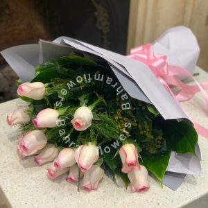 دسته گل رز لب صورتی با کاغذ