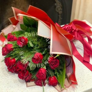 دسته گل رز قرمز با کاغذ