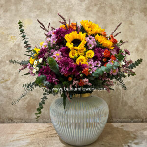 گلدان شیشه ای با گل های رنگی